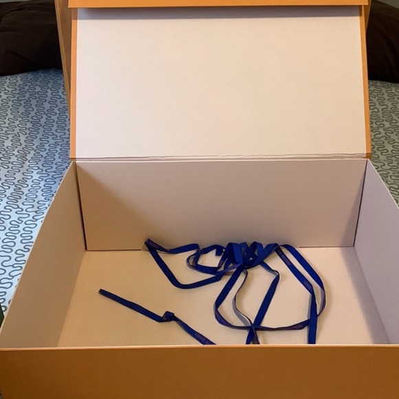 Authentic Louis Vuitton Mens Avenue Sling Bag - Picture 11 of 12